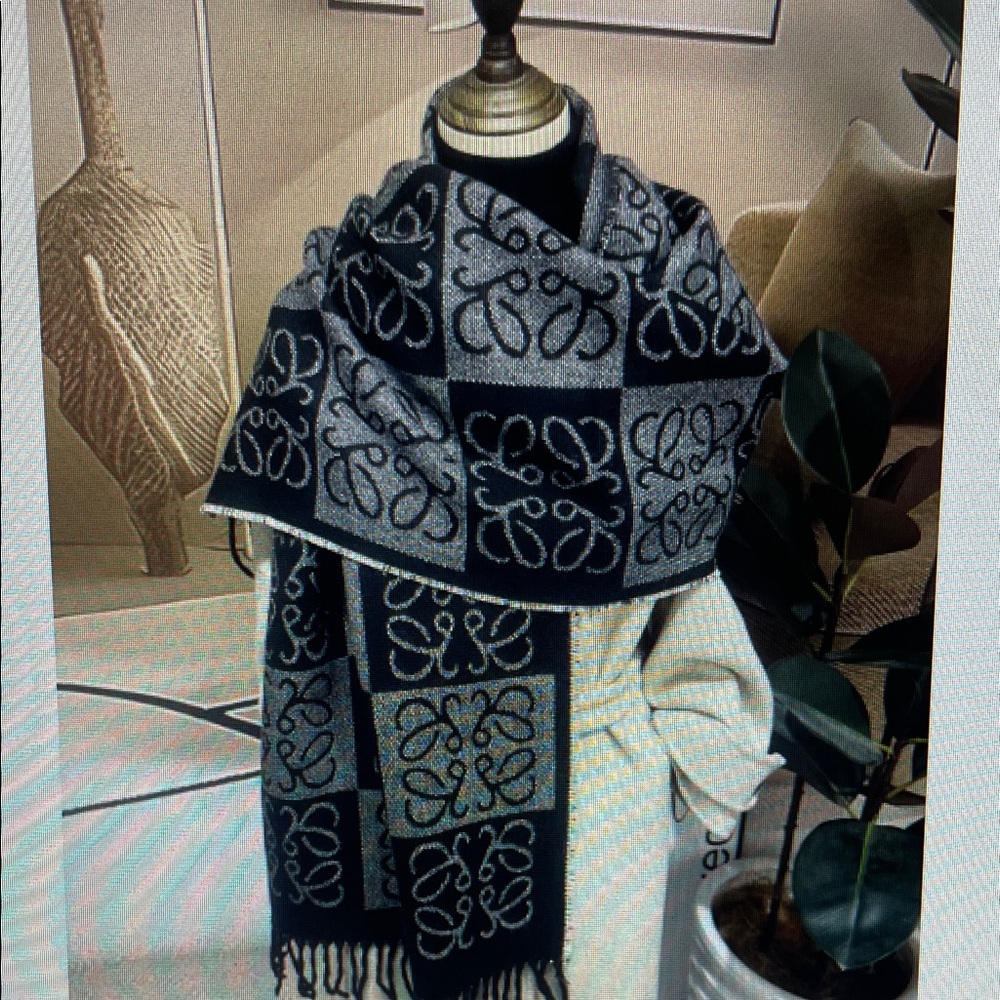 Elegant Black and Gray Patterned Scarf
